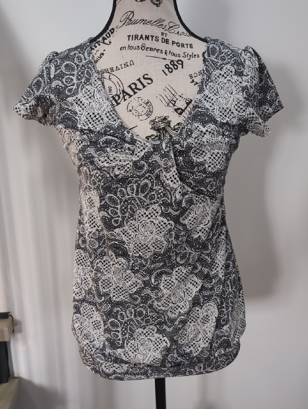 THYME MATERNITY | Off White/Black Short V-Neck Sleeved  Floral Top